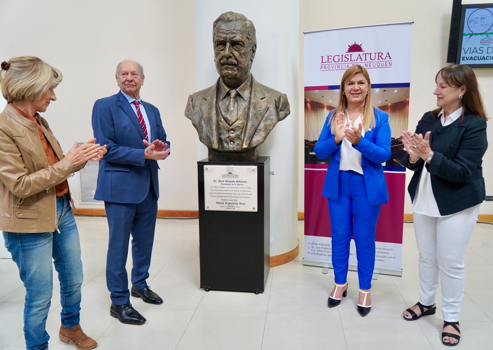 Inauguran busto de Raúl Alfonsín en la Legislatura de Neuquén Neuquén Web